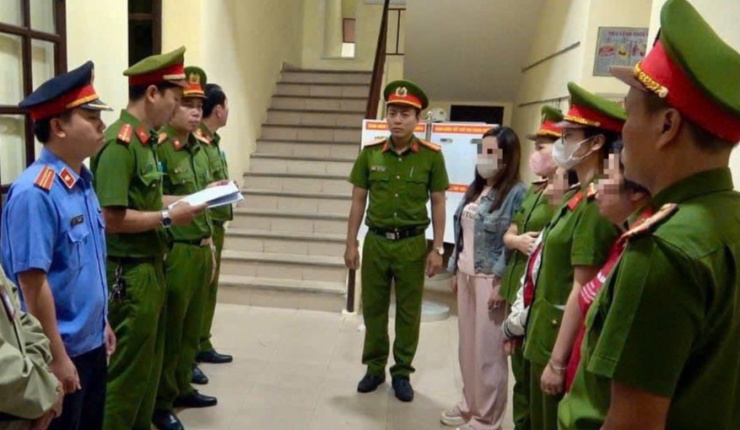 Công an đọc lệnh khởi tố 3 bị can.