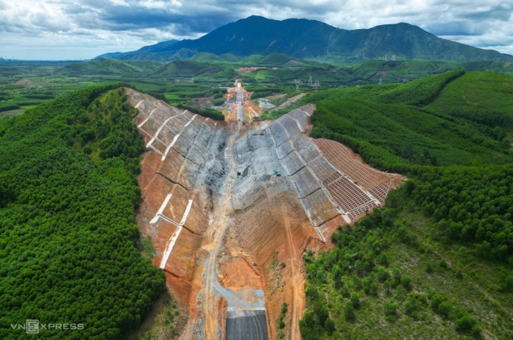 Toàn tuyến địa hình tương đối bằng phằng, chỉ một số ít vị trí phải vạt đồi.