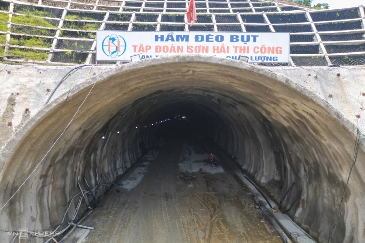 Hầm bên phải thời điểm này đang thi công vỏ. Trước cửa hầm nhà thầu tập trung làm khu vận hành khai thác, gồm trạm bơm, nhà điều hành... Sản lượng vượt tiến độ 20-30% so với hợp đồng được ký kết.