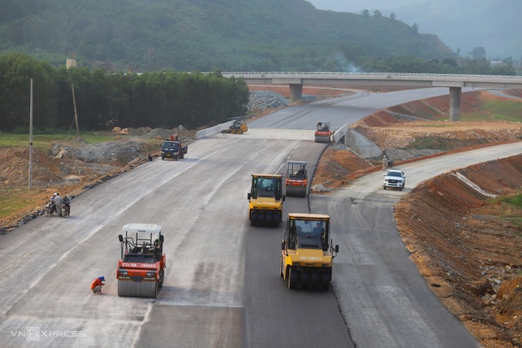 Công nhân và các phương tiện máy móc thi công lối ra đoạn qua nút giao Kỳ Tân, thị xã Kỳ Anh. Ngoài ra, trên tuyến còn có 28 cầu vượt ngang và cầu cạn. Các cầu đến nay cơ bản đã hợp long, sản lượng trên 70%.