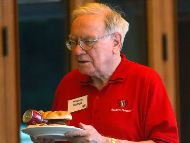 Tỷ phú Warren Buffet với đĩa đồ ăn nhanh trong chuyến đi Trung Quốc năm 1995. Ảnh