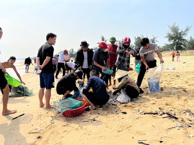 Đi dạo bờ biển nhặt 'lộc trời' lúc tinh mơ, thu tiền triệu mỗi ngày - 2