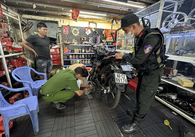 Hình ảnh công an kiểm tra một phương tiện có dấu hiệu "độ chế" tại tiệm xe ở Biên Hòa (Ảnh: Công an tỉnh Đồng Nai)