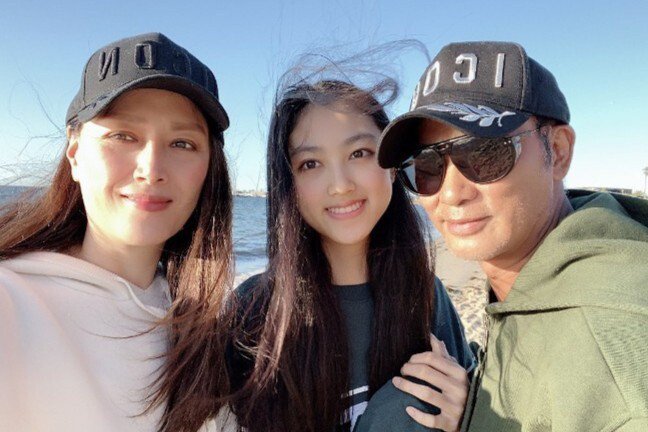 Cô cũng là ái nữ độc nhất của "ông trùm xã hội đen" Nhậm Hoa Đạt và siêu mẫu Kỳ Kỳ. 