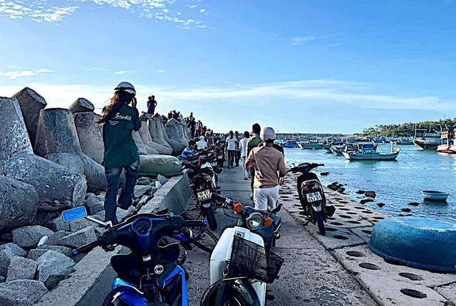 Người dân tập trung tại khu vực kẻ Phú Quý phát hiện thi thể nghi của nam du khách