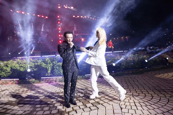 Soobin Hoàng Sơn và BB Trần ngẫu hứng trong đêm nhạc của Quốc Thiên tối 2/11.