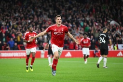 Kẻ ngổ ngáo Nottingham Forest bay vào top 3 Ngoại hạng Anh, "phép màu" của Santo