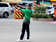 An ninh - Xã hội - Thanh niên cầm vật giống súng gây náo loạn đường phố TP HCM