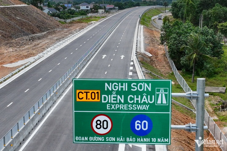  Dòng chữ "Đoạn đường Sơn Hải bảo hành 10 năm" trên biển báo ở cao tốc Nghi Sơn- Diễn  Châu. Ảnh: Hoàng Hà 