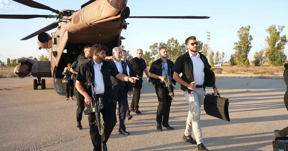 Nghi phạm Eli Feldstein (sau vệ sĩ hàng đầu bên trái) tháp tùng Thủ tướng Benjamin Netanyahu (tóc bạc) trong một sự kiện trong thời gian chiến sự Israel-Hamas. Ảnh: HAARETZ