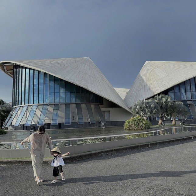 Nhà hát trở thành địa điểm check-in của nhiều du khách khi ghé thăm Bạc Liêu. (Ảnh: _imyy_)