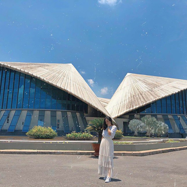 Background chất lượng chỉ cần giơ máy lên có ngay ảnh xinh mang về. (Ảnh: hong.hanhnt)