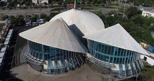 Nhà hát được thiết kế theo mô hình ba chiếc nón lá đan xen nhau. (Ảnh: Internet)