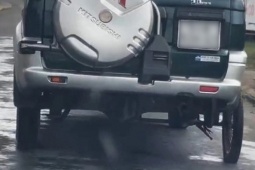 Tin tức trong ngày - Diễn biến nóng vụ ô tô gắn bánh xe máy ở Cà Mau