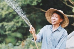 "Ông hoàng nhạc đỏ" ly hôn ở tuổi U60, sống như nông dân trong nhà vườn 10.000m2