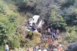 Media - Xe buýt lao xuống vực sâu 200 mét khiến 28 người thiệt mạng