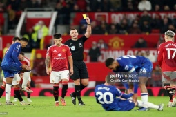 Tranh cãi MU hòa Chelsea: Martinez thoát thẻ đỏ, HLV Maresca giận dữ