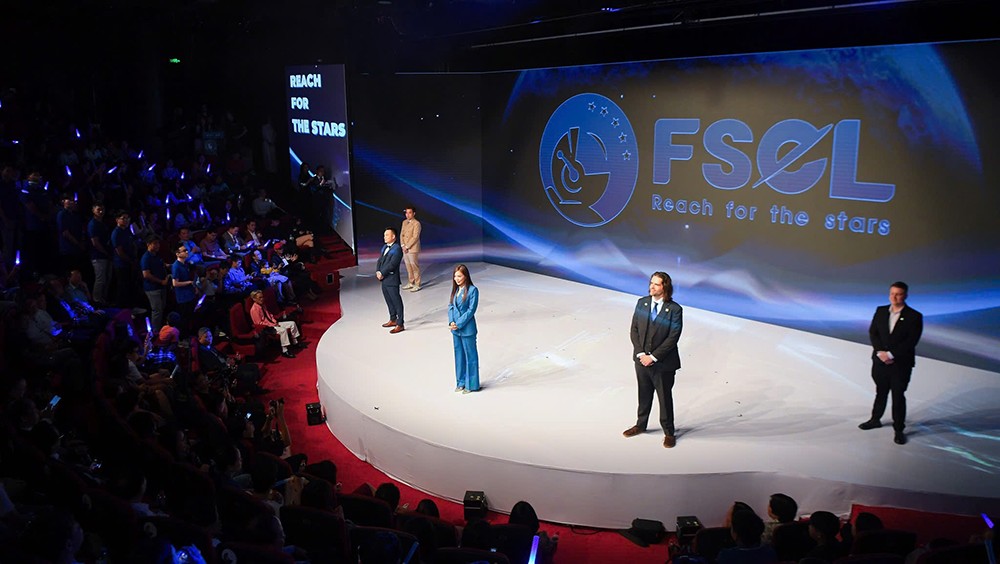 Năm nhà sáng lập thực hiện nghi lễ ra mắt FSEL