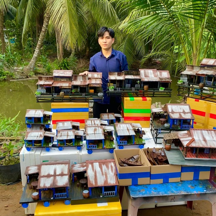 Anh Khánh làm những mô hình nhà miền Tây bằng các vật liệu vứt đi.
