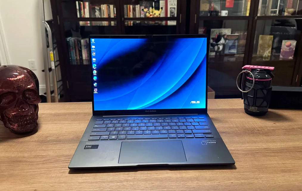 Asus Zenbook 14 (Q425).