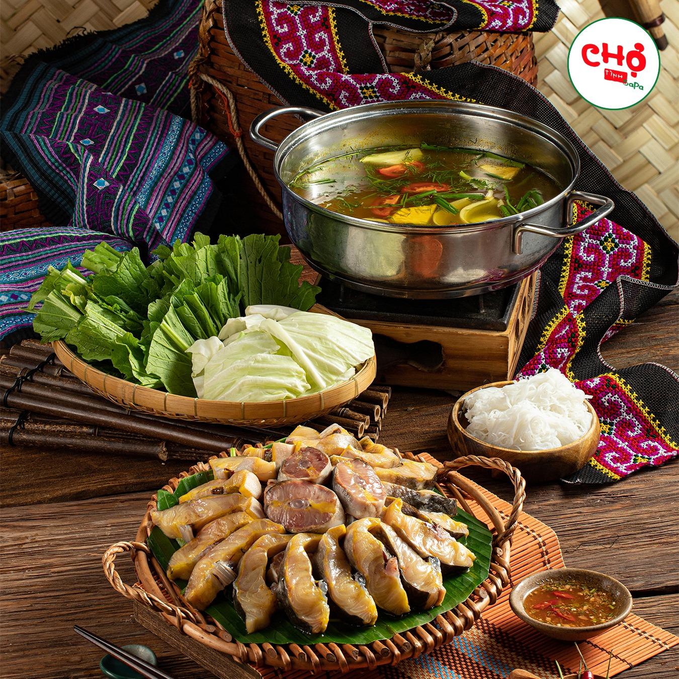 Thưởng thức lẩu cá tầm tại Chợ Tình, bạn như chìm đắm trong vị ngon đặc biệt của núi rừng Tây Bắc.