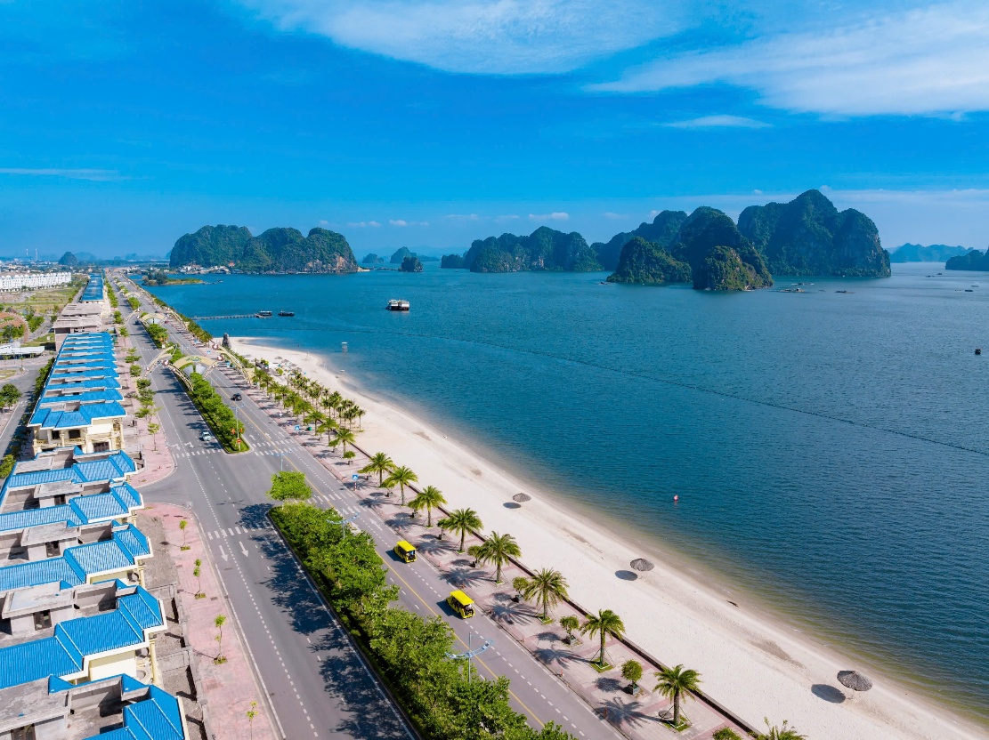 Biển xanh cùng chuỗi tiện ích đẳng cấp, giúp gia chủ “chạm” đến chất sống đỉnh cao, tận dụng lợi thế thiên nhiên để khai thác du lịch và tạo dòng tiền ổn định. 