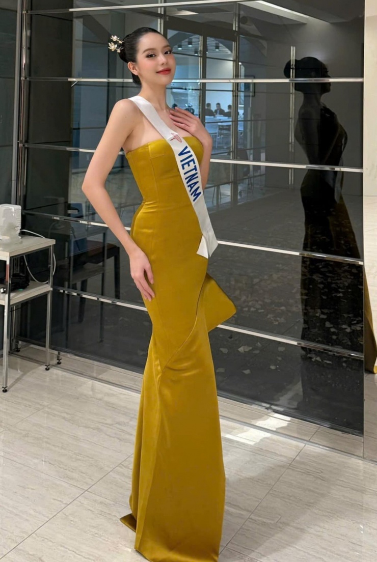 Thanh Thủy duy trì phong cách ngọt ngào, thanh lịch - tiêu chí của Miss International tổ chức tại Nhật Bản.