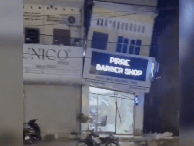 Nhà hai tầng đổ sập