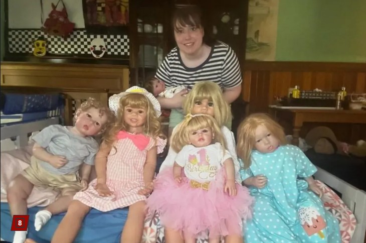 Cô gái làm 'mẹ' của 8 con búp bê - 1