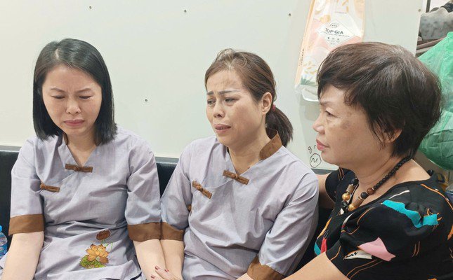 Cô Phượng (giữa) cùng em gái.