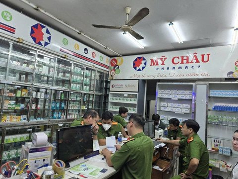 Cơ quan Công an khám xét nhà thuốc Mỹ Châu