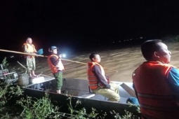 Lao ra dòng lũ cứu học sinh, người đàn ông bị nước cuốn mất tích