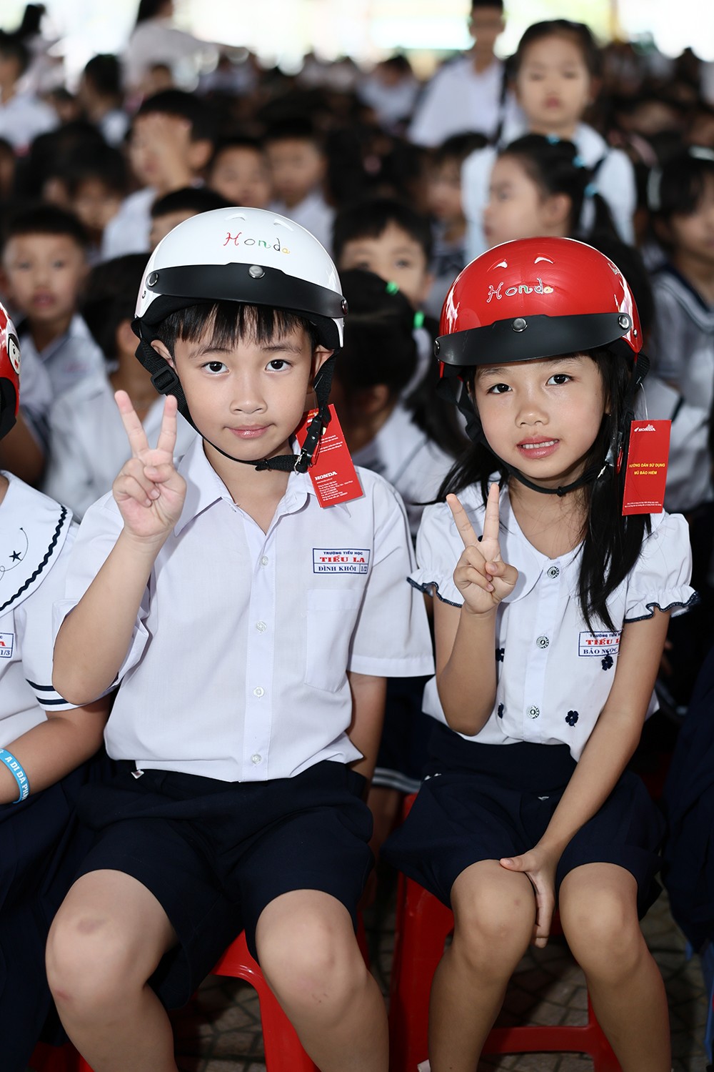 Những chiếc mũ bảo hiểm xinh xắn, đạt chuẩn Quốc gia được trao tặng đến các em học sinh lớp Một trên toàn quốc