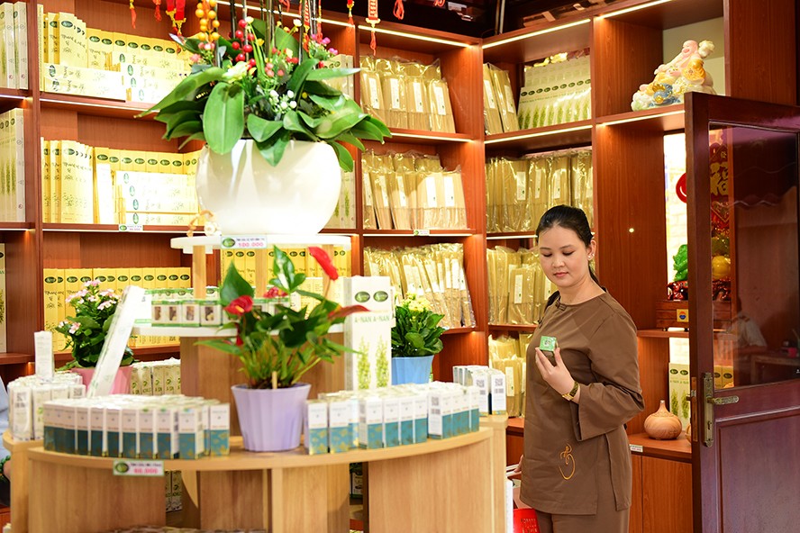 Hương Đất Việt bao gồm các loại tinh dầu và nhang sạch, những sản phẩm 100% nguyên chất