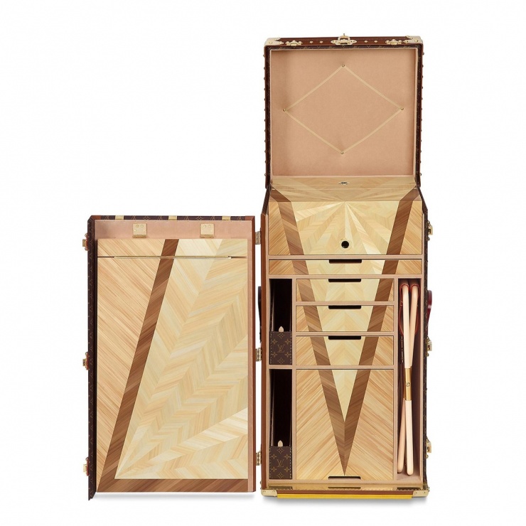 Đây là tác phẩm Secrétaire Bureau 2.0 của nhà mốt cao cấp Louis Vuitton, được niêm yết giá 3,85 tỷ đồng. Ban đầu được sản xuất cho nhạc trưởng Leopold Stokowski năm 1929, phiên bản nâng cấp này gồm nhiều ngăn kéo và không gian để đựng sách, giấy tờ.