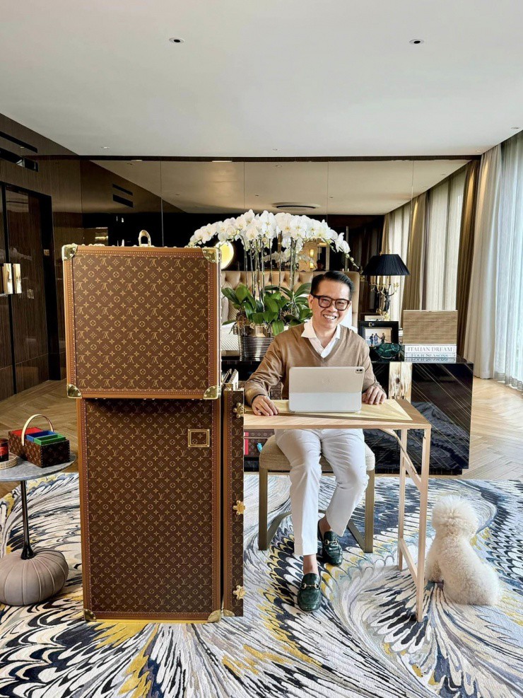 Thái Công hào hứng khoe mẫu rương cỡ lớn vừa tậu - một trong những thiết kế mang tính biểu tượng của nhà mốt Pháp Louis Vuitton. Anh tự hào là một trong số ít người trên thế giới mua được tác phẩm này sau hơn 5 tháng chờ đợi.