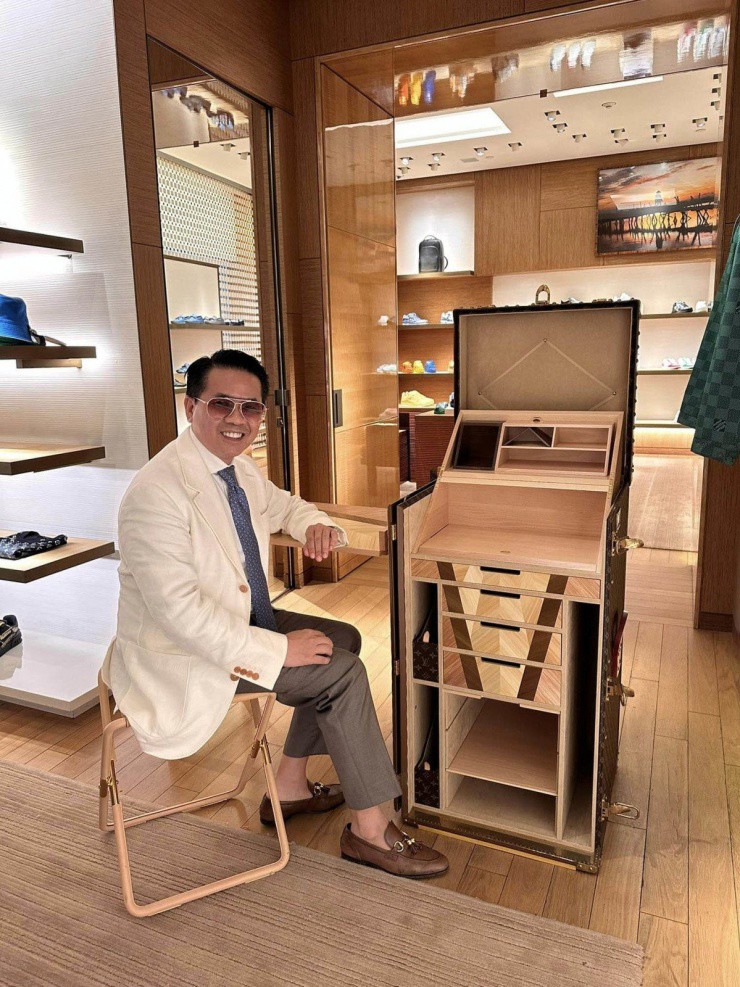 Chiếc rương có kích thước 98 x 55 x 53 cm, khi mở ra sẽ biến thành bàn làm việc, có nhiều ngăn chứa đồ.