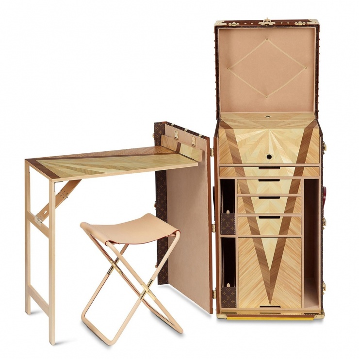 Nắp rương có thể mở ra thành chiếc bàn tối giản, kèm theo ghế đẩu gấp gọn với màu sắc hài hòa, đảm bảo tính thẩm mỹ và tiện dụng.