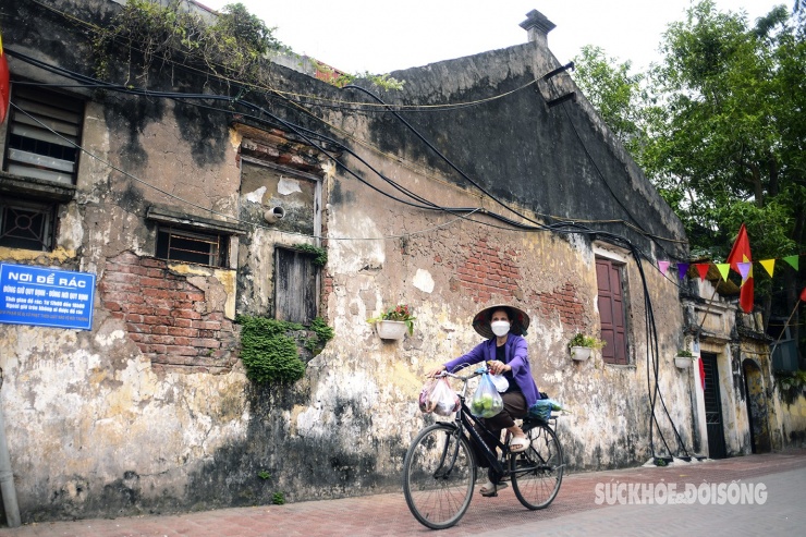 Trải qua niên đại hàng thế kỷ, tuy làng Đông Ngạc đã xuất hiện nhiều công trình nhà cửa hiện đại nhưng hình ảnh gợi hoài niệm xưa là các ngôi nhà cổ kính, gian bếp cũ, những ngõ nhỏ rợp bóng cây hay bức tường vàng rêu phong… vẫn được từng người dân làng gìn giữ và nâng niu. Điều đó đã mang đến trải nghiệm thú vị cho du khách khi đến với Thủ đô ngàn năm văn hiến.