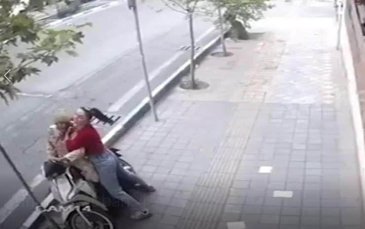 Cô gái khống chế tên biến thái.