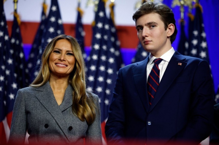 Bà Melania bị dìm với bộ trang mục màu xám và màu son môi nhạt nhòa. Trong khi đó, Barron Trump gây sốt nhờ gương mặt điển trai và chiều cao 2,06 m ấn tượng. Ảnh: Getty Images.