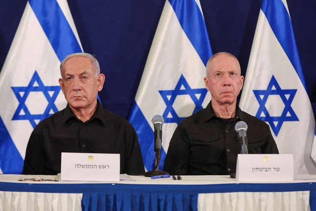 Thủ tướng Israel Benjamin Netanyahu và cựu Bộ trưởng Quốc phòng Yoav Gallant. (Ảnh: Reuters)