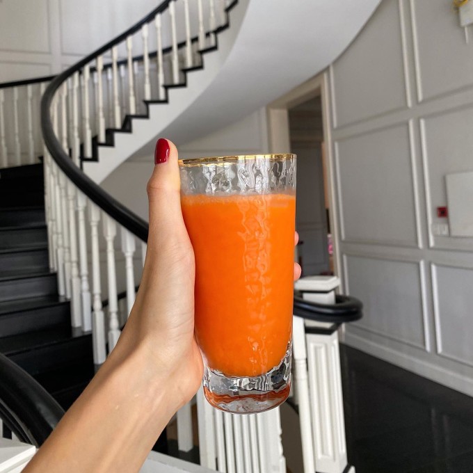 Diễn viên Tăng Thanh Hà thường xuyên thêm cà rốt vào các món salad hoặc ép nước.