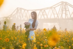 Du lịch - Giới trẻ dậy từ 4h sáng 'sống ảo' ở vườn hoa dưới chân cầu Long Biên