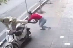 Media - Bị sàm sỡ, cô gái kẹp cổ tên biến thái rồi tung cú đấm cảnh cáo