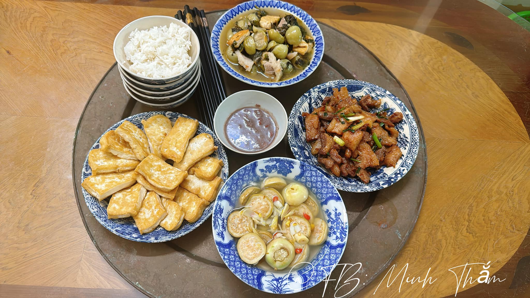 Thịt rang cháy cạnh, đậu rán, cà bung, cà muối