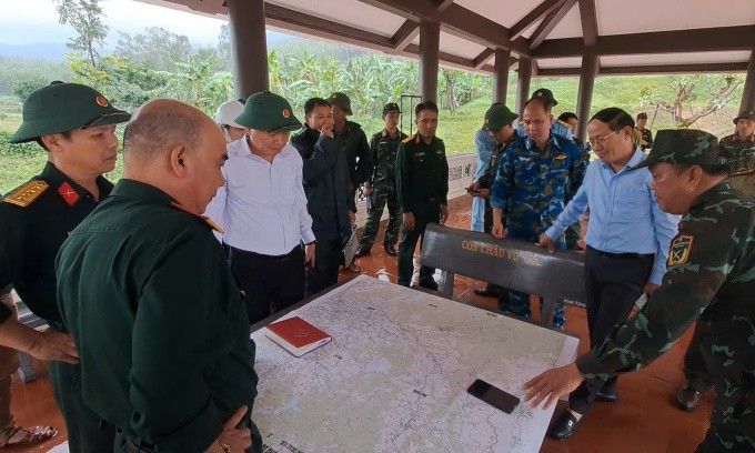 Quân đội và lãnh đạo tỉnh Bình Định đang ở sở chỉ huy lâm thời chỉ huy tìm kiếm. Ảnh: Minh Bằng