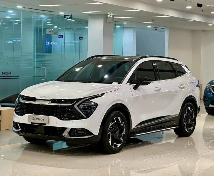 2. 2024 Kia Sportage xếp thứ hai trong danh sách, được khen ngợi nhờ công nghệ hiện đại, khả năng vận hành êm ái và không gian rộng rãi. So với phiên bản trước, Kia Sportage 2024 còn được bổ sung các trang bị mới như đèn pha LED và túi khí ở hàng ghế thứ hai, trở thành trang bị an toàn tiêu chuẩn.