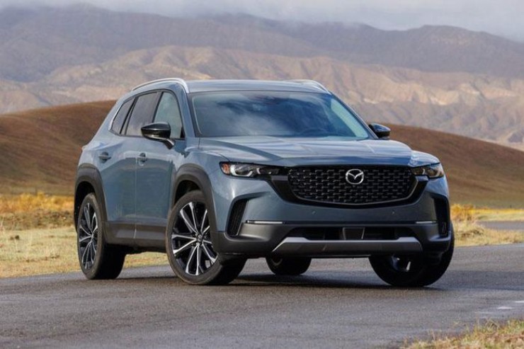 4. 2024 Mazda CX-50 là phiên bản mở rộng của dòng CX-5, mang lại sự lựa chọn thú vị cho những ai tìm kiếm một chiếc SUV đa địa hình linh hoạt. Với độ sáng gầm lớn và hệ dẫn động bốn bánh, Mazda CX-50 mang lại trải nghiệm lái thể thao đầy phấn khích.