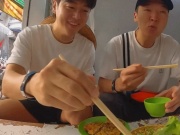 Ẩm thực - Khách Hàn Quốc thử món 'nhìn là sợ' ở Hà Nội, ăn rồi lại gắp không ngừng